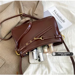 Vue de dessus d'un grand sac cabas en cuir marron foncé montrant le rangement intérieur