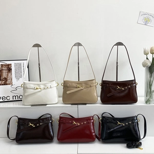 Sac à bandoulière vintage minimaliste en cuir brillant en six couleurs sur des marches