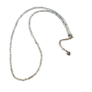 Collier élégant en acier titane argenté à perles avec pendentif cœur sur fond blanc