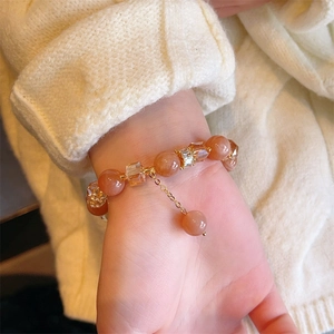 Bracciale di perline alla moda con pietra del sole e cristallo sfaccettato sul polso