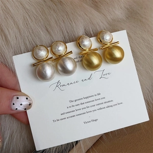 Boucles d'oreilles minimalistes en or brossé avec perles et boules de métal rétro