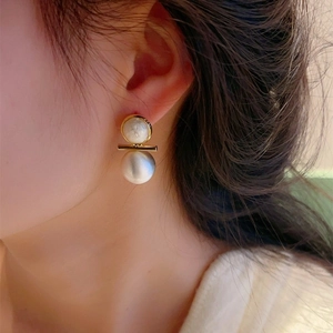 Boucles d'oreilles barre dorée avec perles doubles et finition métal brossé chic