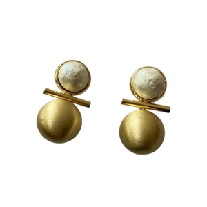 Boucles d'oreilles minimalistes dorées brossées à double sphère avec texture perlée