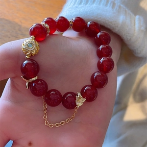 Bracelet en agate rouge 12mm avec breloque papillon dorée et perle évidée pour femmes