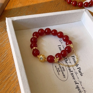 Bracelet en agate rouge avec pendentif papillon doré et cristal bleu pour femme