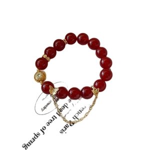 Bracelet en perles d'agate rouge avec breloque papillon dorée et chaîne élégante