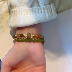 Vue détaillée du bracelet double rang en jade Hetian avec perles vertes et perle blanche