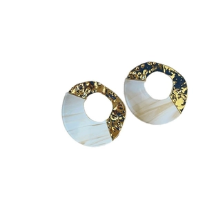 Irregular round acrylic earrings with hammered gold metal and brown marble texture