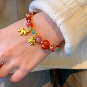 Bracelet chinois en perles de cristal de fraise avec breloque cheval et turquoise