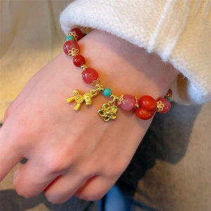 Bracelet fait main en perles de cristal fraise avec charm cheval et accents de turquoise