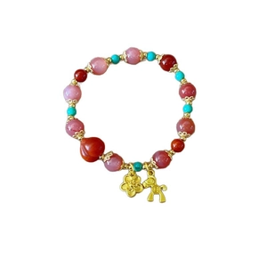 Bracelet en perles de quartz fraise avec touches de turquoise et breloque cheval