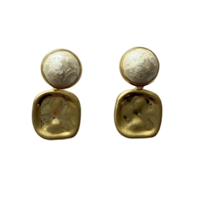 Boucles d'oreilles géométriques dorées avec perle et carré en métal texturé martelé