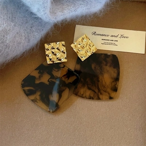 Auffällige geometrische Acryl-Ohrringe im Schildpatt-Look mit goldener Metalltextur