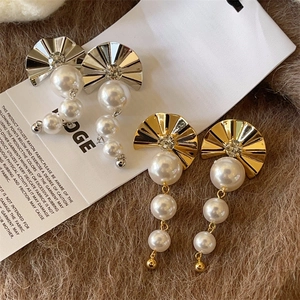 Elegant fan-shaped earrings with pearls and tassel pendants in gold and silver finish