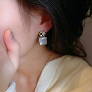 Boucles d'oreilles géométriques en nacre carrée avec accents métalliques minimalistes