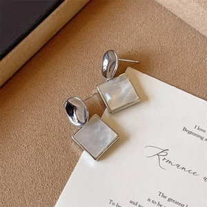 Boucles d'oreilles géométriques élégantes avec nacre carrée et finition argentée