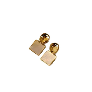 Boucles d'oreilles dorées avec nacre rose de forme carrée et design géométrique chic