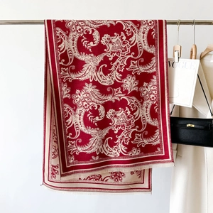 Donkerrode paisley jacquard kasjmier sjaal met franjes en dubbelzijdige textuur