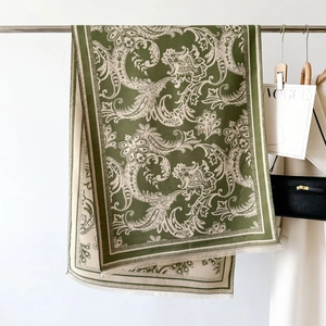 Bosgroene en haverkleurige kasjmier sjaal met paisley-patroon en korte franjes rand