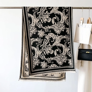 Elegante zwart-witte paisley kasjmier sjaal met fijne franjes voor koude winterdagen