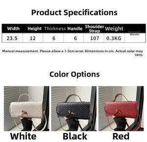 Dimensions du sac en cuir tressé avec 23,5cm de large et bandoulière de 107cm de long