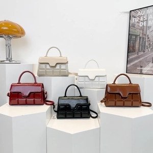 Minimalistische Handtaschen mit quadratischer Prägung in verschiedenen Farben