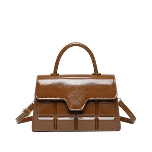 Minimalistische Tasche in Kaffeebraun mit quadratischer Prägung und glänzender Optik