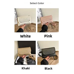 Vue détaillée de quatre sacs à main cloutés avec bandoulière chaîne en plusieurs coloris