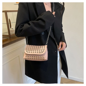 Mini sac carré rose style punk avec rivets argentés et bandoulière en chaîne métallique