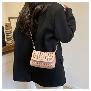 Vue arrière du sac punk rose avec rivets argentés et chaîne porté par un mannequin