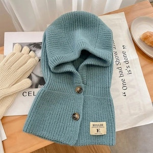 Morandi-blauer grob gestrickter Balaclava-Kapuzenschal mit Knöpfen für den Winter