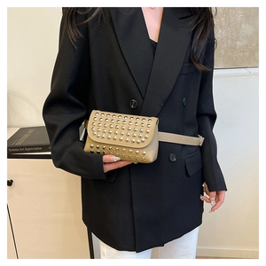 Détail du sac de ceinture en cuir PU kaki avec rivets argentés et fine ceinture réglable