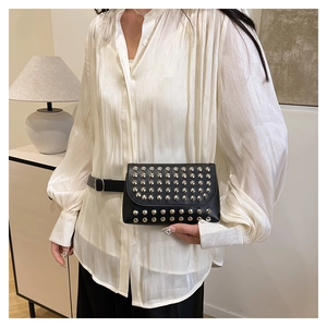 Détail de la pochette ceinture punk en cuir noir avec rivets argentés sur chemise
