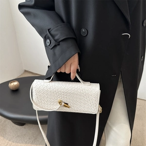 Sac à main blanc tressé avec boucle dorée et bandoulière pour femme élégante
