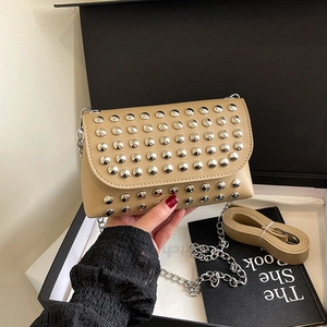 Sac Bandoulière Femme En Cuir PU Décor Rivets Punk Chaîne Métallique Petit Sac Carré Téléphone À Rabat Et Boucle Magnétique