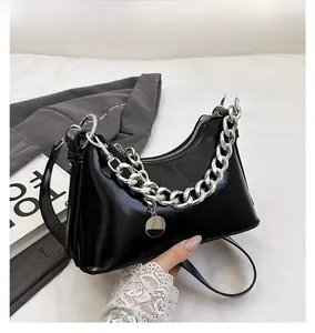 Détail du sac demi-lune en cuir ciré noir avec grosse chaîne argentée et fermeture éclair