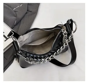 Détail de l'intérieur du sac noir avec doublure à chevrons gris et poches de rangement