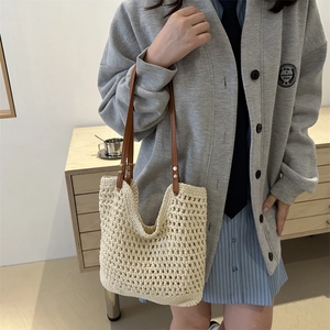 Borsa a secchiello all'uncinetto crema stile vintage con manici in pelle marrone