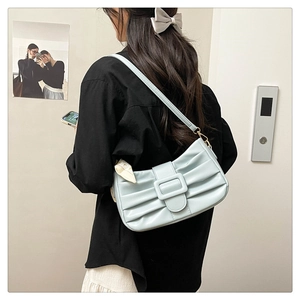 Détail du sac sous le bras plissé bleu clair avec boucle carrée et fine bandoulière