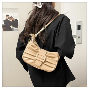 Détail du sac à bandoulière plissé crème avec boucle et lanière en foulard de soie