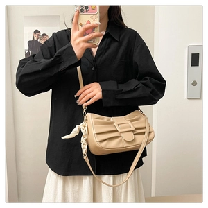 Vue détaillée du sac sous l'aisselle plissé beige avec foulard en soie et boucle carrée