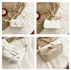 Vues détaillées du sac à bandoulière blanc plissé avec boucle et foulard en soie floral