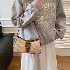 Sac sous le bras en paille tressée avec bordure en cuir marron et boucle argentée
