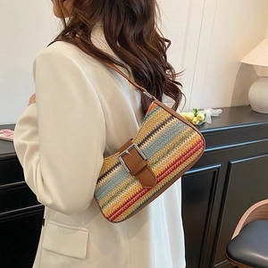 Sac bandoulière en paille à rayures colorées avec bandoulière en cuir marron et boucle