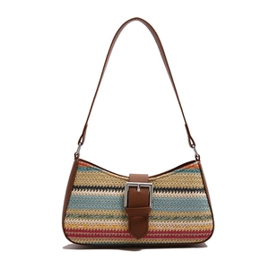Sac à bandoulière en paille rayé coloré avec sangle en cuir brun et boucle