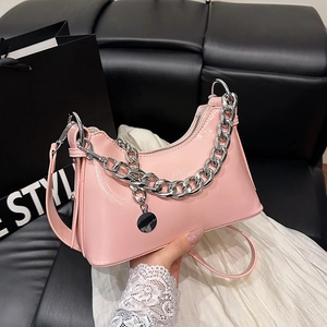 Sac Sous le Bras en Cuir PU Brillant pour Femmes Sac Hobo Bandoulière Mode Avec Décoration de Chaîne Argentée