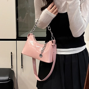 Sac sous le bras rose brillant chic avec chaîne argentée et option bandoulière