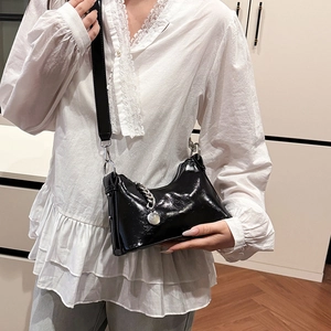 Sac hobo élégant en cuir verni noir avec chaîne argentée et design moderne en demi-lune