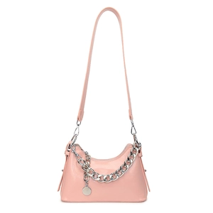Sac sous le bras en cuir rose brillant avec chaîne argentée et pendentif métallique