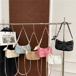 Sacs à bandoulière plissés en simili cuir en six couleurs avec boucles et foulards
